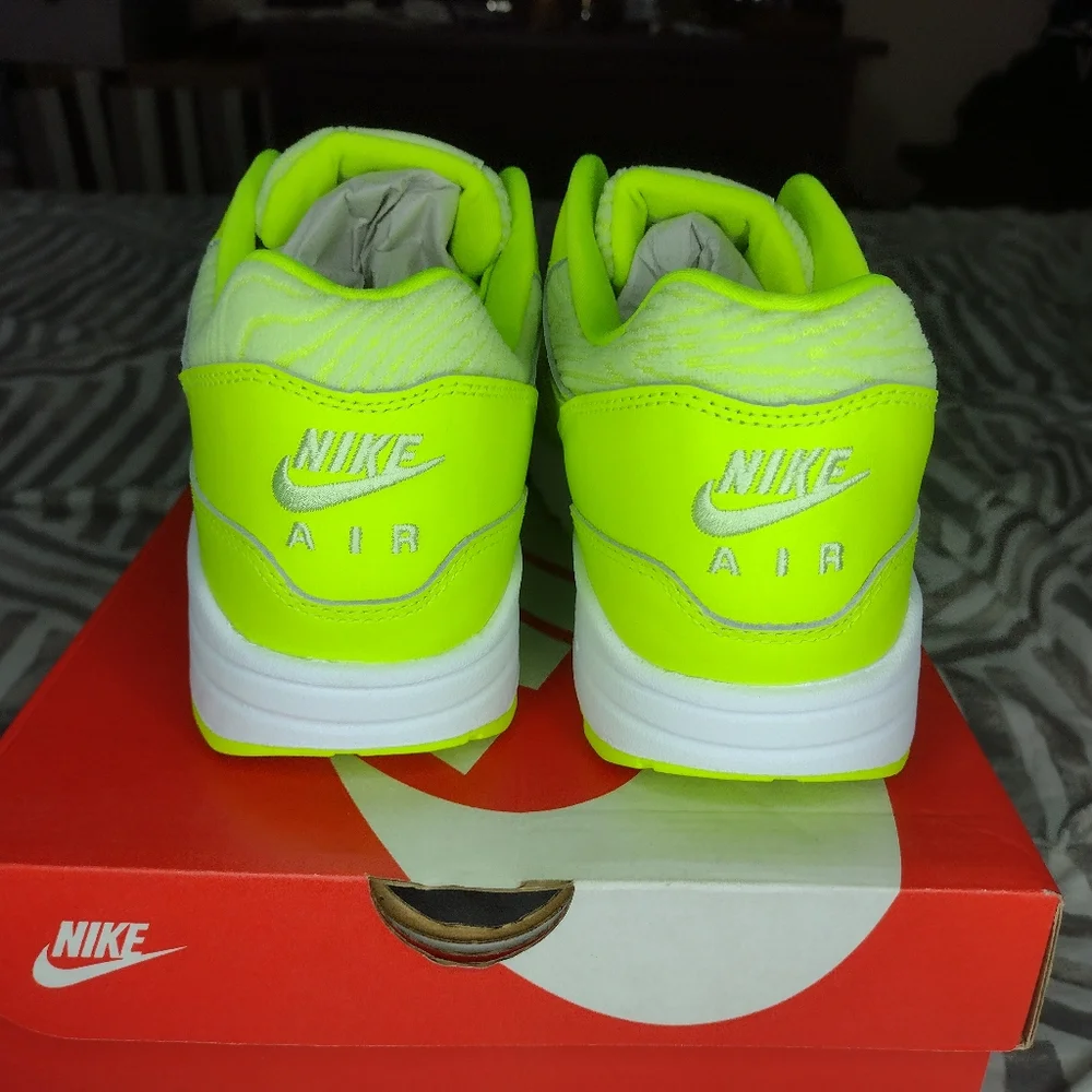 Air max 1 "VOLT" for men size 10, brand new with box - Picture 5 of 5